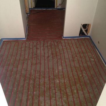 Strippet gulv i rom hvor varmekabler er lagt