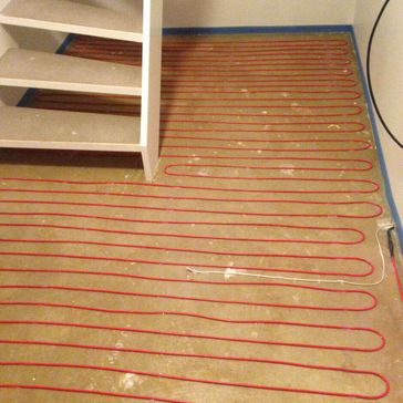 Strippet gulv og trapp med opplegg for varmekabler i gulvet