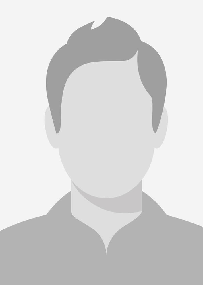 Bilde av mann i hvit tskjorte.