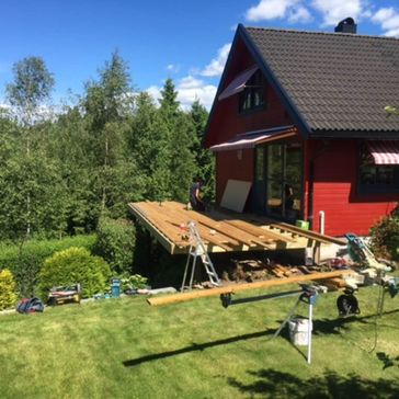 Bygging av ny terrasse på rødt hus, med cirka 2 meter over bakken