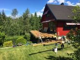 Bygging av ny terrasse på rødt hus, med cirka 2 meter over bakken